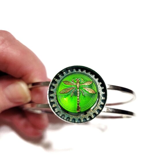 Czech Glass Green Dragonfly Button Silver Plated Bangle Bracelet NWT - Picture 1 of 2